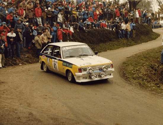 Rally con spettatori: auto storica sulla pista sterrata